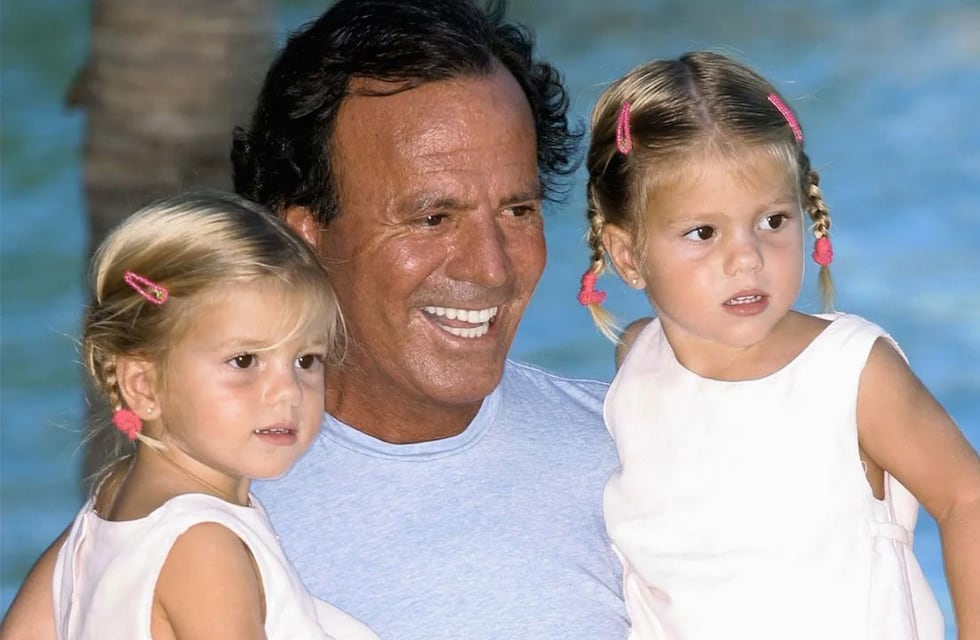 Tienen 22 años y no se parecen en nada a su papá: así lucen hoy Victoria y Cristina, las hijas gemelas de Julio Iglesias