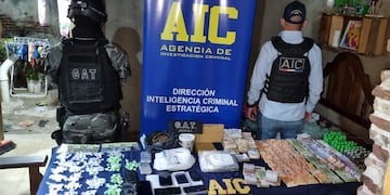 En los 12 allanamientos secuestraron cocaína fraccionada, celulares y un millón de pesos en efectivo.