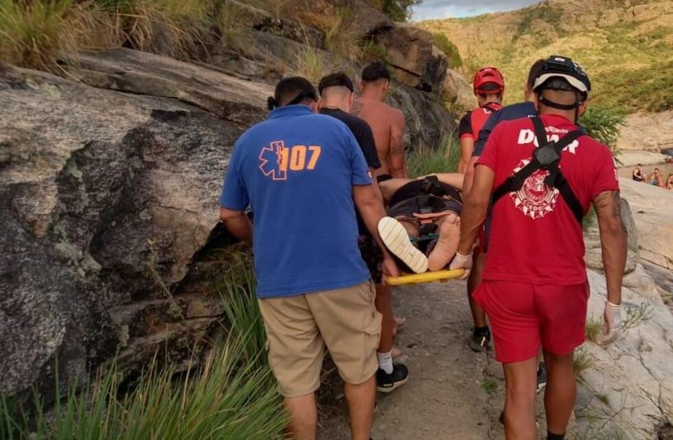 Mina Clavero: un hombre se resbaló al salir del río y debió ser asistido por los bomberos