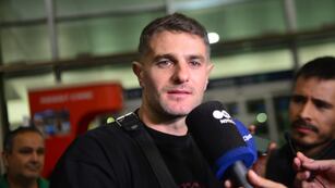 Pablo Vegetti, el delantero que jugaba en Belgrano y ahora se suma al Vasco da Gama de Brasil. En su despedida en el Aeropuerto de Córdoba. (Javier Ferreyra / La Voz)