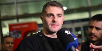 Pablo Vegetti, el delantero que jugaba en Belgrano y ahora se suma al Vasco da Gama de Brasil. En su despedida en el Aeropuerto de Córdoba. (Javier Ferreyra / La Voz)