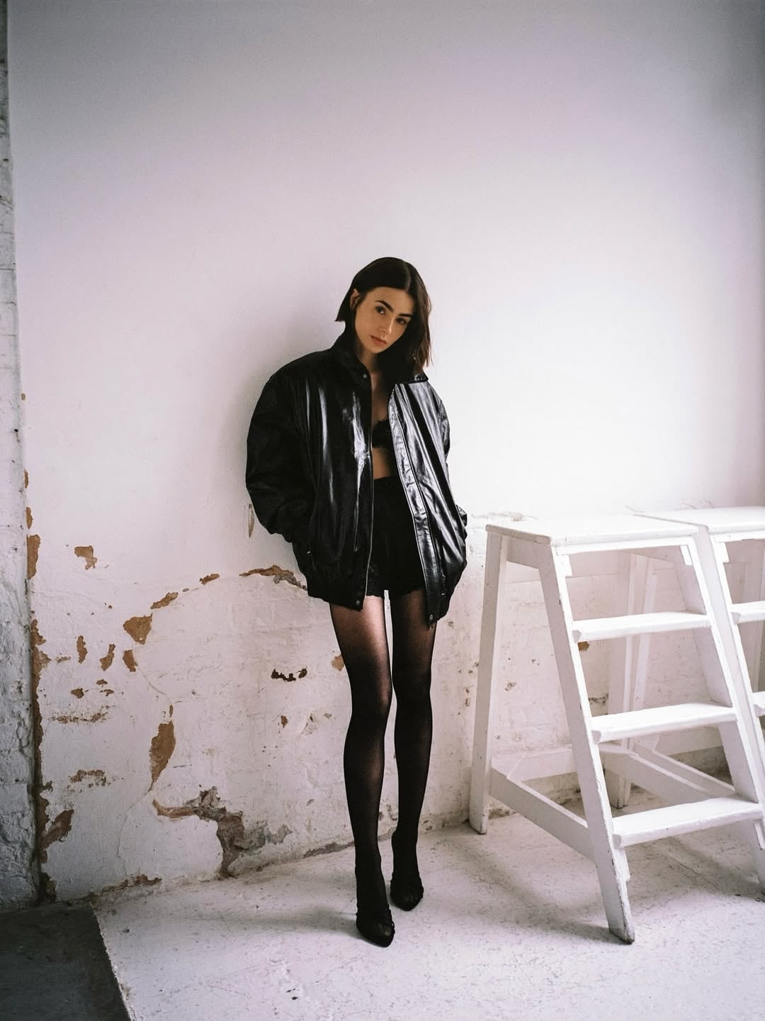 Lily Collins, la actriz de Emily in Paris, sorprendió con un look total black de cuero y marcó tendencia