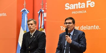 Los ministros Fabián Bastía y José Goity anunciaron la medida en rueda de prensa.