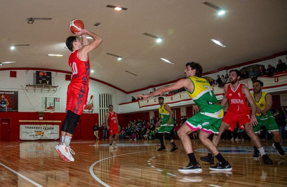 Oficial de Básquet de Tres Arroyos: Huracán apabulló a Costa Sud y es el líder en soledad