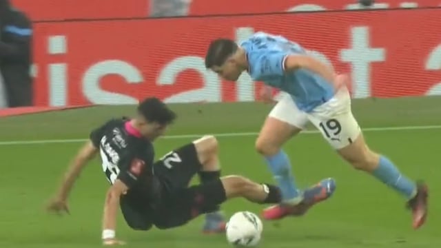 El cordobés dejó pagando al defensor del Burnley y anotó el sexto gol del Manchester City.