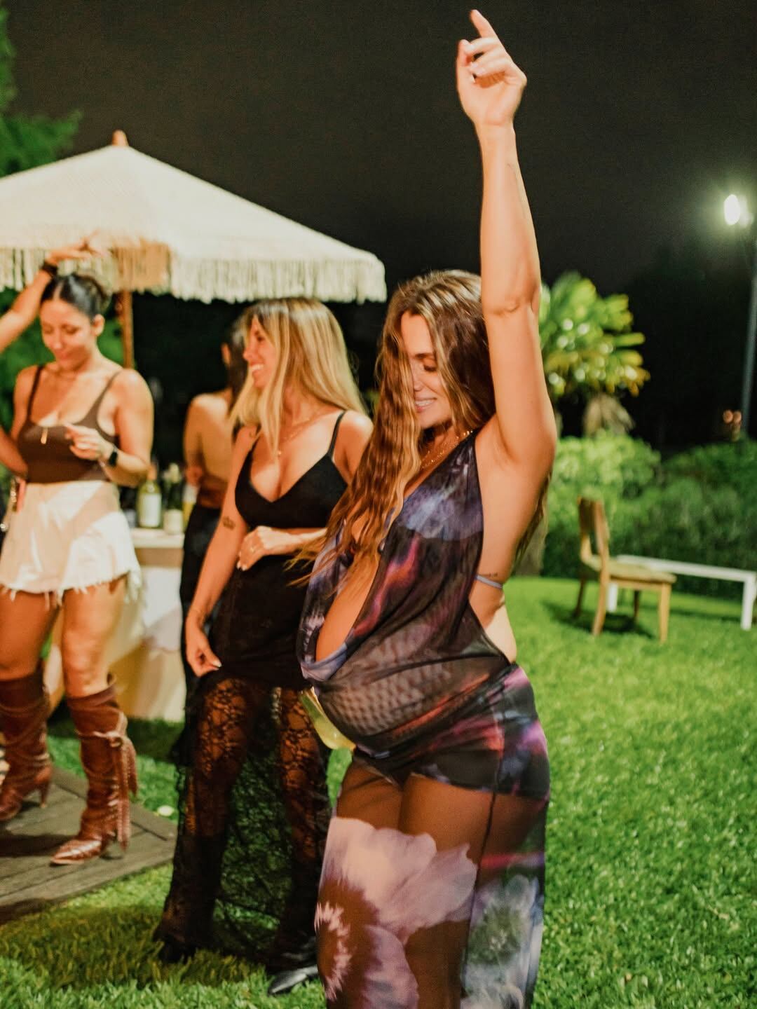 Cami Homs eligió un vestido semitransparente con escote pronunciado y marcó tendencia con el look del verano