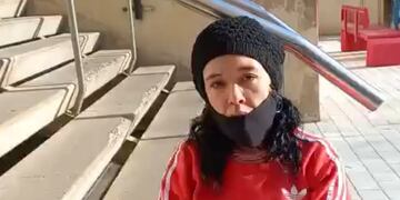 Villa María. Yanina Imberti se encadenó frente a los Tribunales de Villa María. (Captura gentileza Villa María Ya)