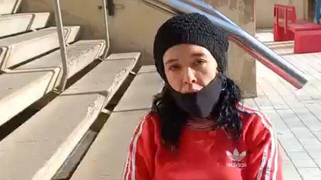 Villa María. Yanina Imberti se encadenó frente a los Tribunales de Villa María. (Captura gentileza Villa María Ya)