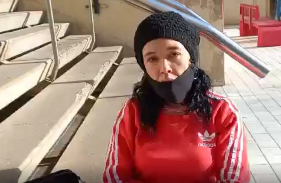 Villa María: denunció que policías inventaron una causa a su marido y se encadenó para que lo liberen