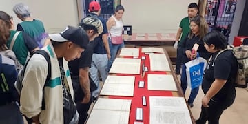 Antiguos documentos que testimonian momentos históricos de la Escuela Normal “Juan Ignacio Gorriti” fueron expuestos al público en la Noche de los Museos.