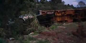 Camión cargado de soja volcó en Leandro N. Alem.