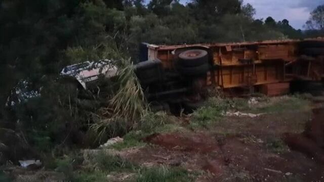 Camión cargado de soja volcó en Leandro N. Alem.