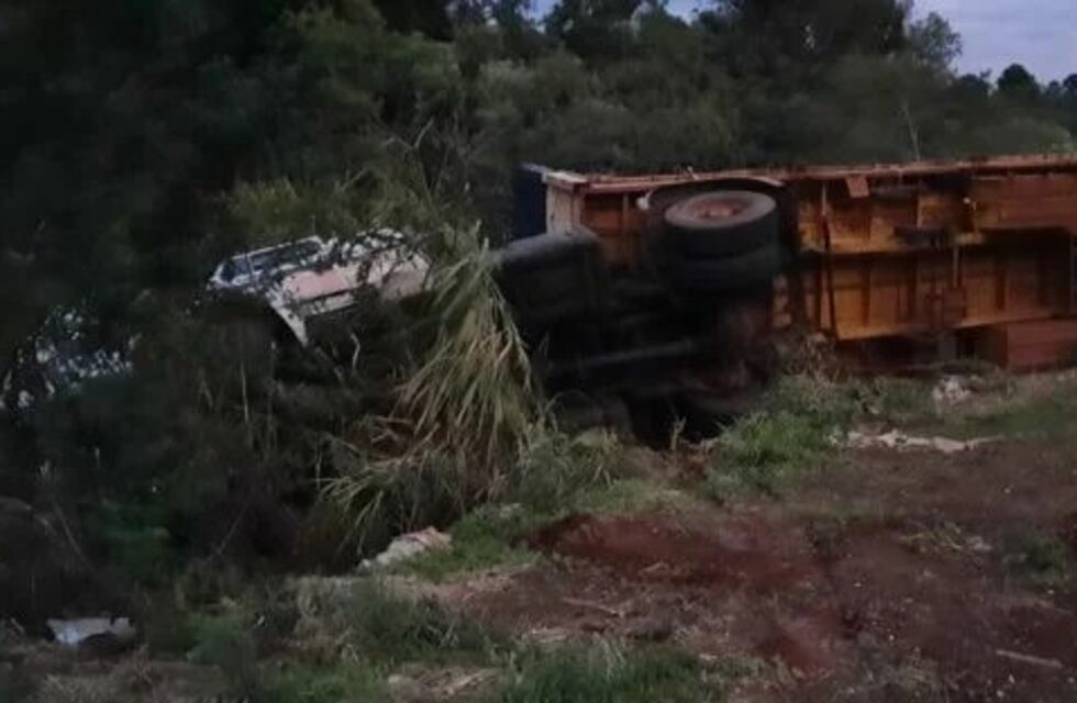 Camión cargado de soja volcó en Leandro N. Alem