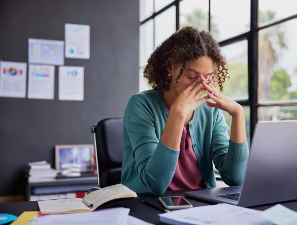 El dilema interno entre cumplir con el grupo y cuidar el bienestar personal es común en quienes cancelan salidas poco antes del evento