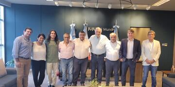 Dirigentes locales acompañaron a Morales en el encuentro con la delegación tucumana.