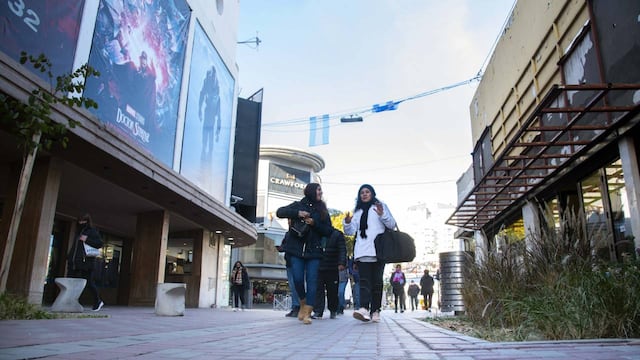 El movimiento en las peatonales creció tras el receso escolar.