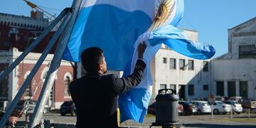 El "ARA Hércules" tuvo su último arriado de Pabellón.