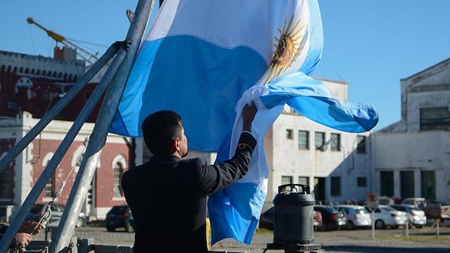 El "ARA Hércules" tuvo su último arriado de Pabellón.