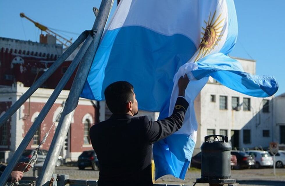 El destructor “Hércules” tuvo su última ceremonia de arriado de pabellón