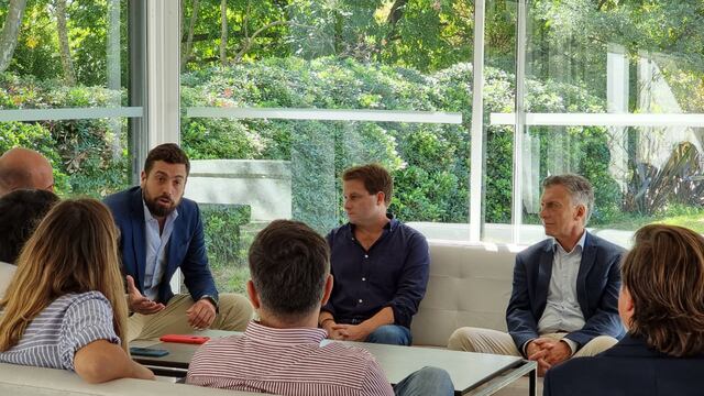 Mauricio Macri se reunió con La Territorial, una agrupación política bonaerense. (Twitter: @AlexCampbellOK)