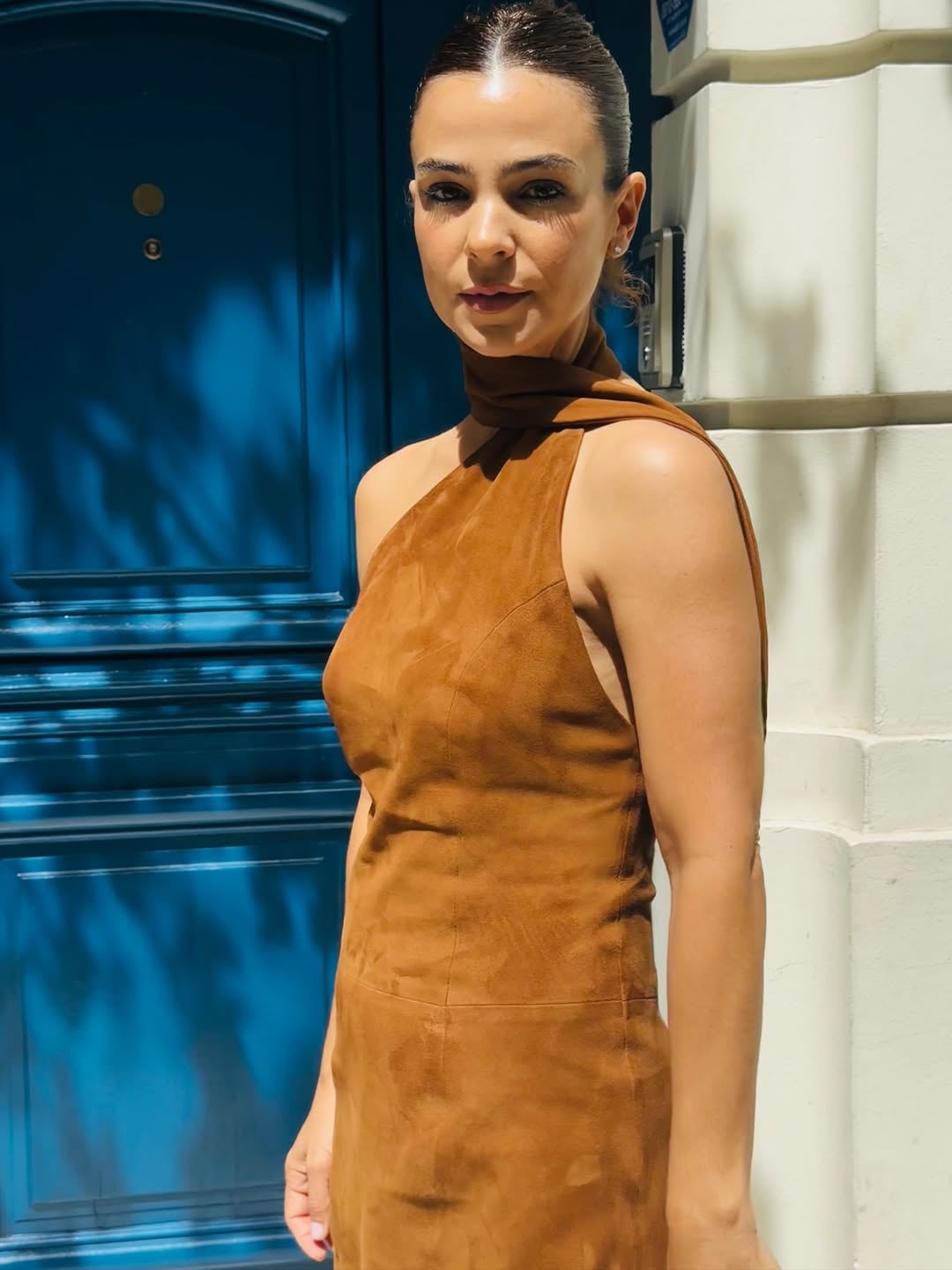 Agustina Cherri eligió el color de la temporada y marcó tendencia con un look de hombros al descubierto