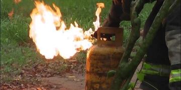 Por una fuga de gas, la garrafa generó un incendio y un niño de 13 años resultó herido con quemaduras en tórax y cara. Imagen ilustrativa.