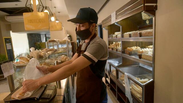 Mendoza,  08 de octubre 2020    Economia
Inminente aumento en el precio del pan y panificados, a raiz del incremento del precio del costal de harina.
Muchas panaderias deberan incrementar el precio del pan. 
En la foto la Panaderia Cervantes de Godoy Cruz. 
medialunas, sacaremntos, panes, lactal, horno, panificado , crisi inflacion 
Foto: Orlando Pelichotti / Los Andes