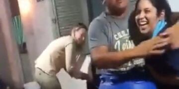 Efectivos de la policía bonaerense se grabaron bromeando un destacamento vial y generó indignación.