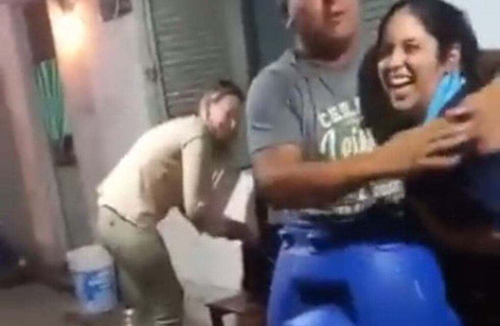 El insólito video de unos policías que se metieron en un barril en un destacamento