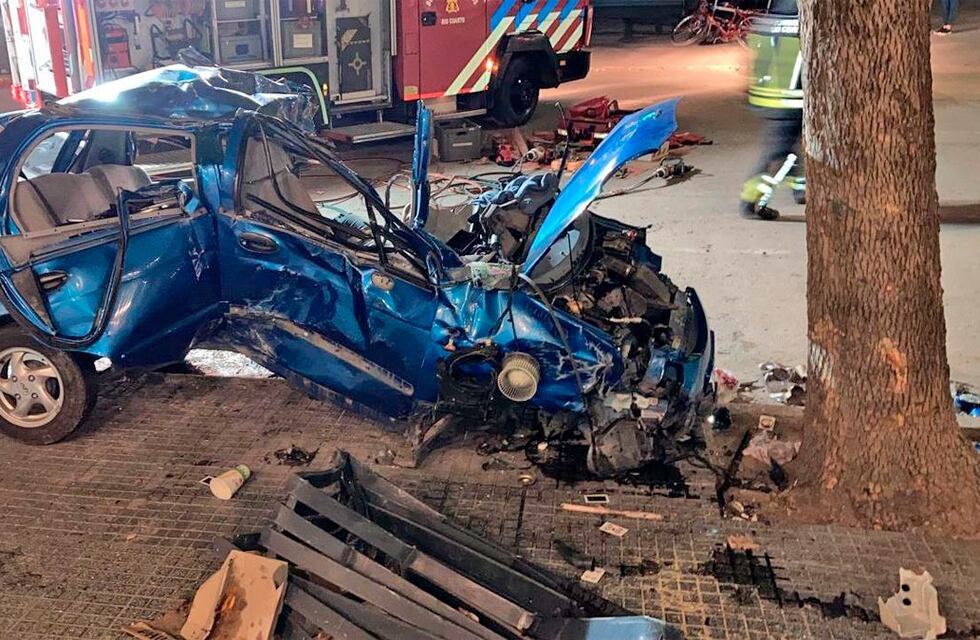 Impactante vuelco de un auto en Río Cuarto: hay tres jóvenes heridos