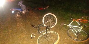 Motociclista chocó a tres ciclistas en Apóstoles: todos los involucrados resultaron heridos.