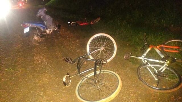 Motociclista chocó a tres ciclistas en Apóstoles: todos los involucrados resultaron heridos.