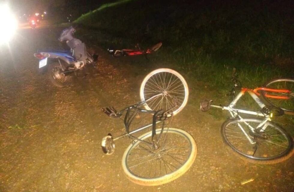 Motociclista chocó a tres ciclistas en Apóstoles: todos los involucrados resultaron heridos