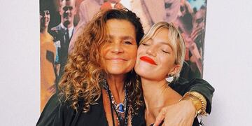 La suegra de Stefi Roitman lució un vestido blanco en la boda.