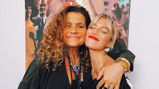 La suegra de Stefi Roitman lució un vestido blanco en la boda.