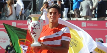 Sebastián Báez con el cetro de su primer título ATP, tras ganar el Estoril Open. (ATP Tour)