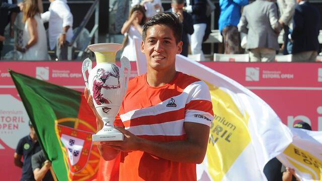 Sebastián Báez con el cetro de su primer título ATP, tras ganar el Estoril Open. (ATP Tour)
