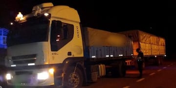 Incautaron un camión en Dos de Mayo con una carga de maíz sin aval aduanero.