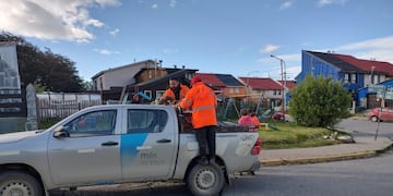 Realizan trabajos de reparación en plazas y escaleras