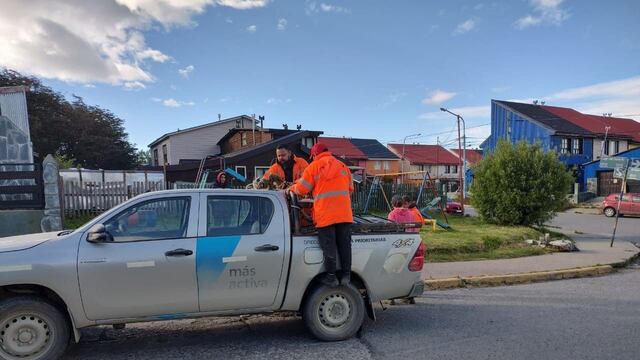 Realizan trabajos de reparación en plazas y escaleras