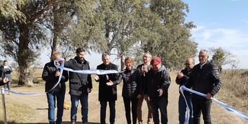 Colonia Aldao: funcionarios y productores agropecuarios inauguran obra de ripio en zona rural