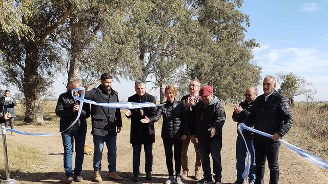 Colonia Aldao: funcionarios y productores agropecuarios inauguran obra de ripio en zona rural