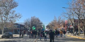 Empleados del sector estatal de la salud recorrieron en protestas las calles del centro de General Alvear. Gentileza Diario Mendoza