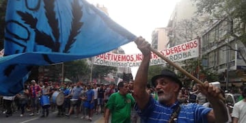 MARCHA. La comunidad cannábica se movilizaba por las calles de Córdoba (La Voz / José Gabriel Hernández).