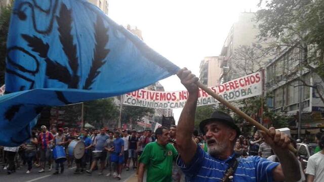 MARCHA. La comunidad cannábica se movilizaba por las calles de Córdoba (La Voz / José Gabriel Hernández).