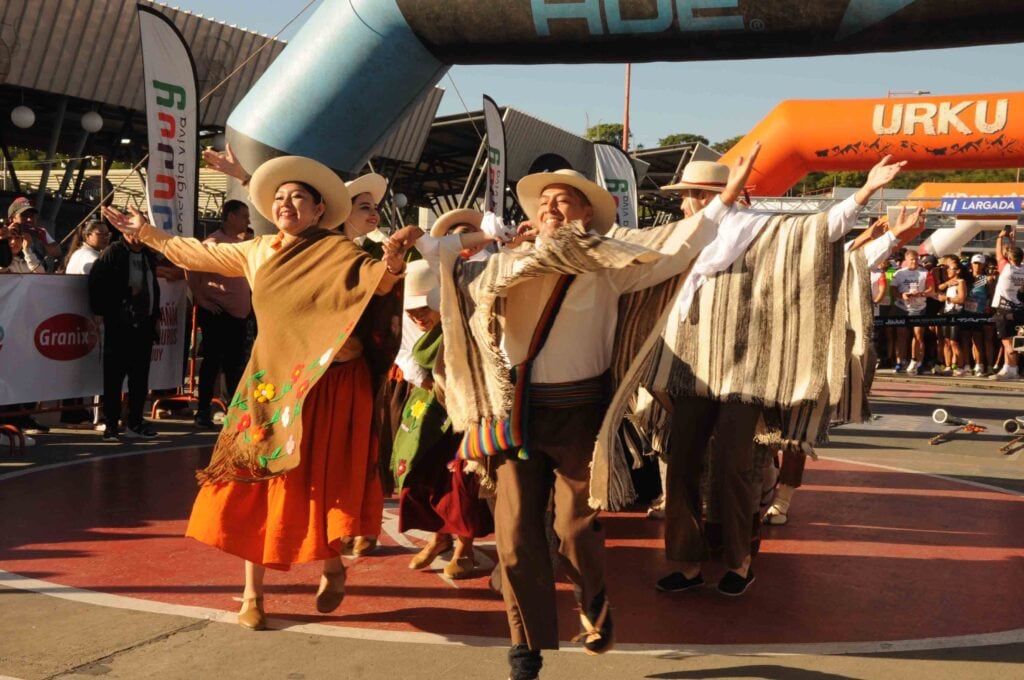 El público congregado en la Ciudad Cultural para acompañar a los corredores disfrutó a su vez de un espectáculo artístico que resaltó el acervo cultural jujeño.