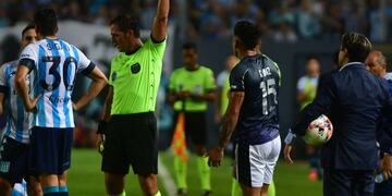 El lateral Enzo Díaz vio la roja en Talleres en el primer tiempo. Y Ángel Hoyos no lo puede creer (Federico López Claro).