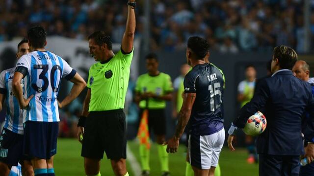 El lateral Enzo Díaz vio la roja en Talleres en el primer tiempo. Y Ángel Hoyos no lo puede creer (Federico López Claro).