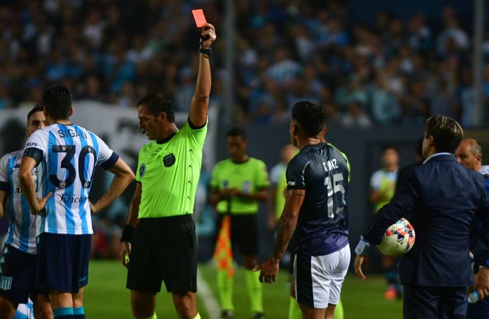 El mal momento de Enzo Díaz en Talleres: lo expulsaron en el primer tiempo en Avellaneda