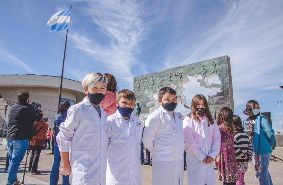 Ushuaia: La Municipalidad participó de la entrega de guardapolvos con logos de Malvinas